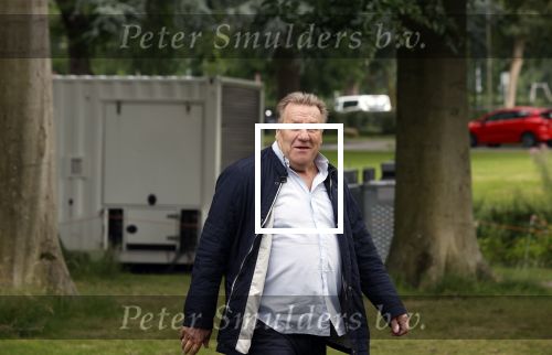Zeist 8 juli 2021
Bas Nijhuis vraagt zijn vriendin Chantal ten huwelijk. Chantal kwam met een helicopter naar slot Zeist gevlogen. Wolter Kroes zong ze toe. Jan Boskamp