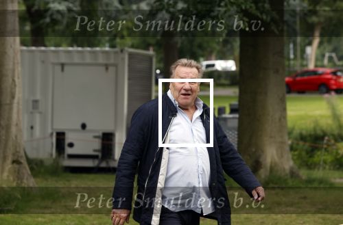 Zeist 8 juli 2021
Bas Nijhuis vraagt zijn vriendin Chantal ten huwelijk. Chantal kwam met een helicopter naar slot Zeist gevlogen. Wolter Kroes zong ze toe. Jan Boskamp