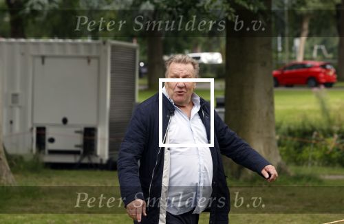 Zeist 8 juli 2021
Bas Nijhuis vraagt zijn vriendin Chantal ten huwelijk. Chantal kwam met een helicopter naar slot Zeist gevlogen. Wolter Kroes zong ze toe. Jan Boskamp