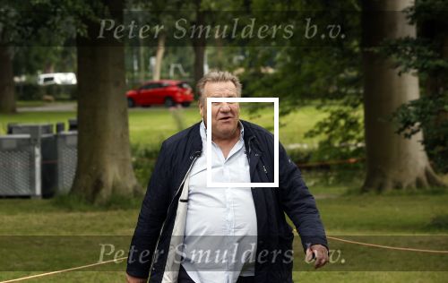 Zeist 8 juli 2021
Bas Nijhuis vraagt zijn vriendin Chantal ten huwelijk. Chantal kwam met een helicopter naar slot Zeist gevlogen. Wolter Kroes zong ze toe. Jan Boskamp