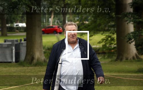 Zeist 8 juli 2021
Bas Nijhuis vraagt zijn vriendin Chantal ten huwelijk. Chantal kwam met een helicopter naar slot Zeist gevlogen. Wolter Kroes zong ze toe. Jan Boskamp