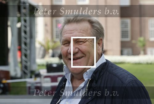 Zeist 8 juli 2021
Bas Nijhuis vraagt zijn vriendin Chantal ten huwelijk. Chantal kwam met een helicopter naar slot Zeist gevlogen. Wolter Kroes zong ze toe. Jan Boskamp