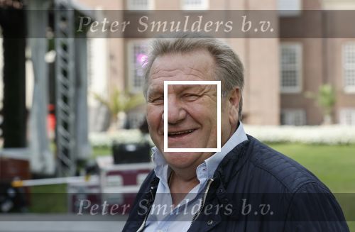 Zeist 8 juli 2021
Bas Nijhuis vraagt zijn vriendin Chantal ten huwelijk. Chantal kwam met een helicopter naar slot Zeist gevlogen. Wolter Kroes zong ze toe. Jan Boskamp