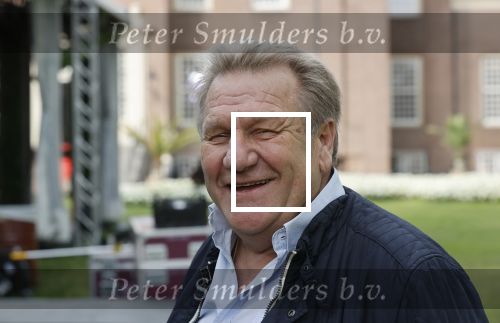 Zeist 8 juli 2021
Bas Nijhuis vraagt zijn vriendin Chantal ten huwelijk. Chantal kwam met een helicopter naar slot Zeist gevlogen. Wolter Kroes zong ze toe. Jan Boskamp