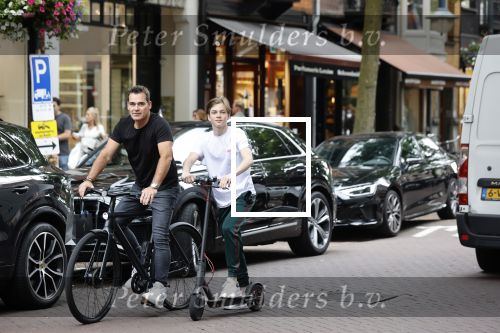 Amsterdam 10 juli 2021
Jeroen v d Boom en zijn zoon Luuk in Amsterdam zuid. Jeroen op een electrische van Moof en Luuk op een electrische step