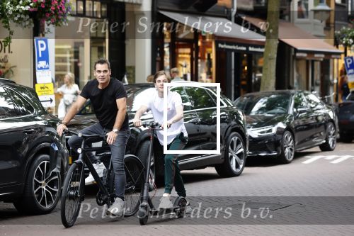 Amsterdam 10 juli 2021
Jeroen v d Boom en zijn zoon Luuk in Amsterdam zuid. Jeroen op een electrische van Moof en Luuk op een electrische step