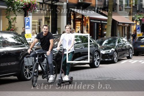 Amsterdam 10 juli 2021
Jeroen v d Boom en zijn zoon Luuk in Amsterdam zuid. Jeroen op een electrische van Moof en Luuk op een electrische step