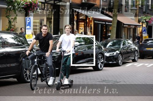Amsterdam 10 juli 2021
Jeroen v d Boom en zijn zoon Luuk in Amsterdam zuid. Jeroen op een electrische van Moof en Luuk op een electrische step