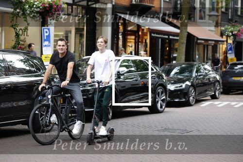 Amsterdam 10 juli 2021
Jeroen v d Boom en zijn zoon Luuk in Amsterdam zuid. Jeroen op een electrische van Moof en Luuk op een electrische step