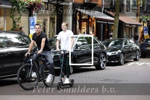 Amsterdam 10 juli 2021
Jeroen v d Boom en zijn zoon Luuk in Amsterdam zuid. Jeroen op een electrische van Moof en Luuk op een electrische step