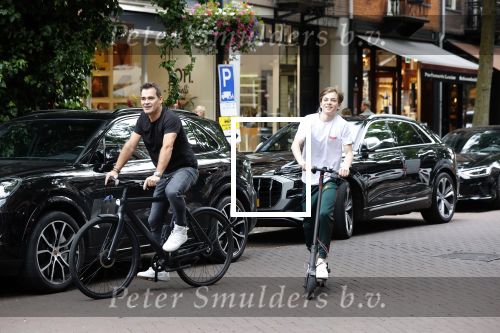 Amsterdam 10 juli 2021
Jeroen v d Boom en zijn zoon Luuk in Amsterdam zuid. Jeroen op een electrische van Moof en Luuk op een electrische step