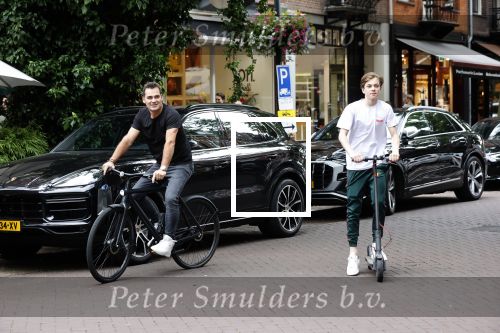 Amsterdam 10 juli 2021
Jeroen v d Boom en zijn zoon Luuk in Amsterdam zuid. Jeroen op een electrische van Moof en Luuk op een electrische step