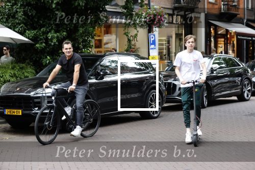 Amsterdam 10 juli 2021
Jeroen v d Boom en zijn zoon Luuk in Amsterdam zuid. Jeroen op een electrische van Moof en Luuk op een electrische step