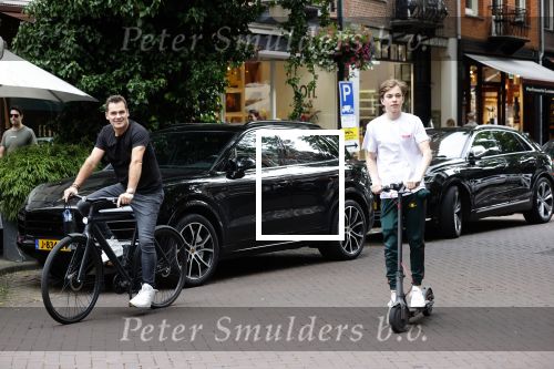 Amsterdam 10 juli 2021
Jeroen v d Boom en zijn zoon Luuk in Amsterdam zuid. Jeroen op een electrische van Moof en Luuk op een electrische step