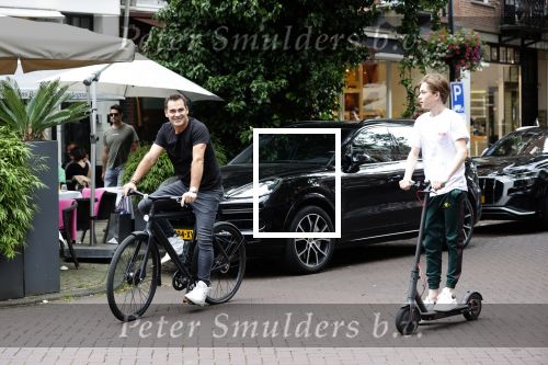 Amsterdam 10 juli 2021
Jeroen v d Boom en zijn zoon Luuk in Amsterdam zuid. Jeroen op een electrische van Moof en Luuk op een electrische step