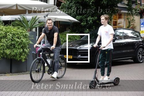 Amsterdam 10 juli 2021
Jeroen v d Boom en zijn zoon Luuk in Amsterdam zuid. Jeroen op een electrische van Moof en Luuk op een electrische step