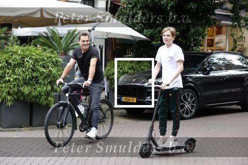 Amsterdam 10 juli 2021
Jeroen v d Boom en zijn zoon Luuk in Amsterdam zuid. Jeroen op een electrische van Moof en Luuk op een electrische step