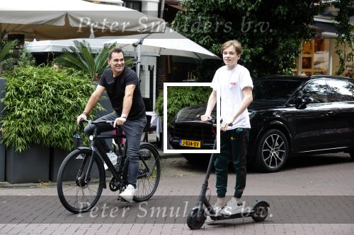 Amsterdam 10 juli 2021
Jeroen v d Boom en zijn zoon Luuk in Amsterdam zuid. Jeroen op een electrische van Moof en Luuk op een electrische step