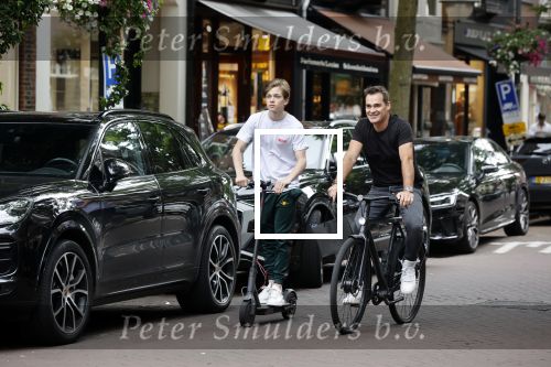 Amsterdam 10 juli 2021
Jeroen v d Boom en zijn zoon Luuk in Amsterdam zuid. Jeroen op een electrische van Moof en Luuk op een electrische step