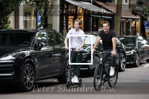 Amsterdam 10 juli 2021
Jeroen v d Boom en zijn zoon Luuk in Amsterdam zuid. Jeroen op een electrische van Moof en Luuk op een electrische step
