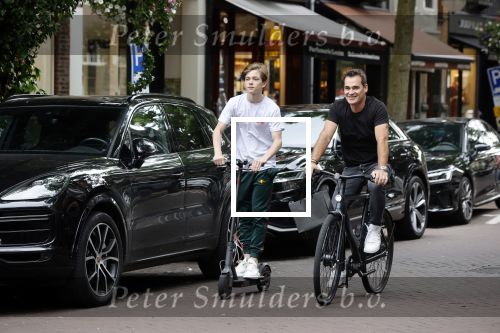 Amsterdam 10 juli 2021
Jeroen v d Boom en zijn zoon Luuk in Amsterdam zuid. Jeroen op een electrische van Moof en Luuk op een electrische step