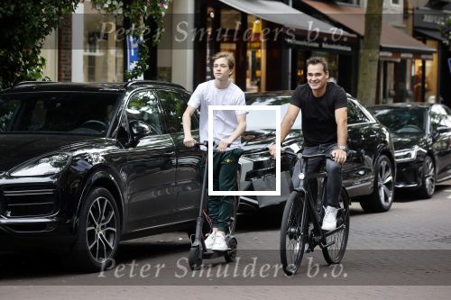 Amsterdam 10 juli 2021
Jeroen v d Boom en zijn zoon Luuk in Amsterdam zuid. Jeroen op een electrische van Moof en Luuk op een electrische step