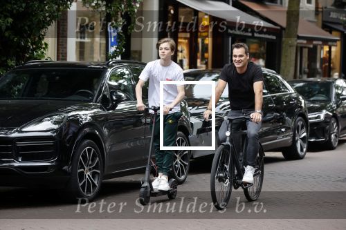 Amsterdam 10 juli 2021
Jeroen v d Boom en zijn zoon Luuk in Amsterdam zuid. Jeroen op een electrische van Moof en Luuk op een electrische step