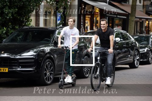 Amsterdam 10 juli 2021
Jeroen v d Boom en zijn zoon Luuk in Amsterdam zuid. Jeroen op een electrische van Moof en Luuk op een electrische step