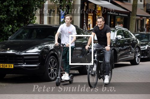 Amsterdam 10 juli 2021
Jeroen v d Boom en zijn zoon Luuk in Amsterdam zuid. Jeroen op een electrische van Moof en Luuk op een electrische step