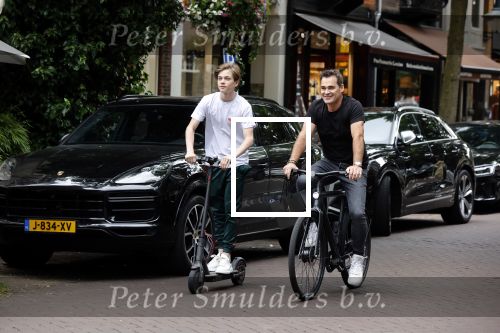 Amsterdam 10 juli 2021
Jeroen v d Boom en zijn zoon Luuk in Amsterdam zuid. Jeroen op een electrische van Moof en Luuk op een electrische step