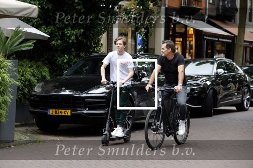 Amsterdam 10 juli 2021
Jeroen v d Boom en zijn zoon Luuk in Amsterdam zuid. Jeroen op een electrische van Moof en Luuk op een electrische step