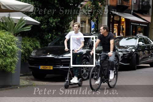 Amsterdam 10 juli 2021
Jeroen v d Boom en zijn zoon Luuk in Amsterdam zuid. Jeroen op een electrische van Moof en Luuk op een electrische step