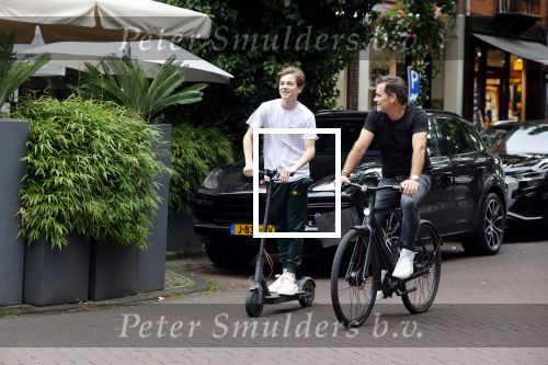 Amsterdam 10 juli 2021
Jeroen v d Boom en zijn zoon Luuk in Amsterdam zuid. Jeroen op een electrische van Moof en Luuk op een electrische step