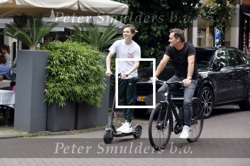 Amsterdam 10 juli 2021
Jeroen v d Boom en zijn zoon Luuk in Amsterdam zuid. Jeroen op een electrische van Moof en Luuk op een electrische step