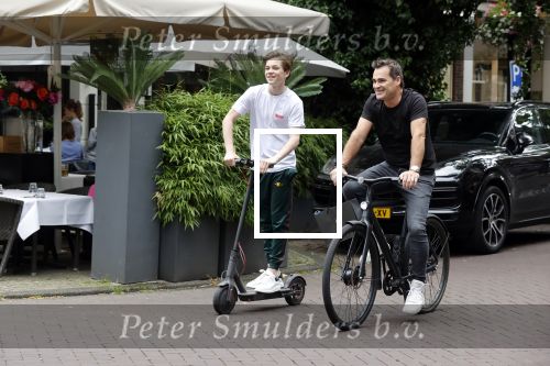 Amsterdam 10 juli 2021
Jeroen v d Boom en zijn zoon Luuk in Amsterdam zuid. Jeroen op een electrische van Moof en Luuk op een electrische step