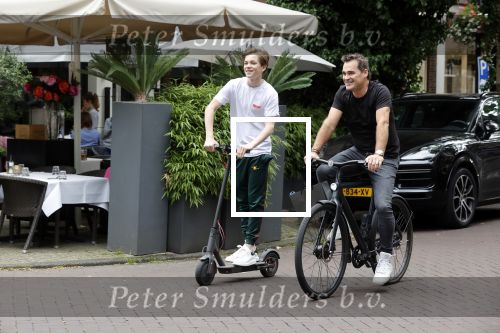 Amsterdam 10 juli 2021
Jeroen v d Boom en zijn zoon Luuk in Amsterdam zuid. Jeroen op een electrische van Moof en Luuk op een electrische step