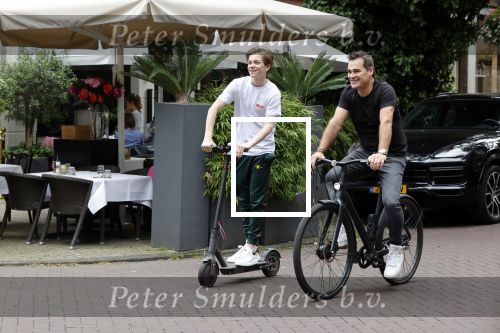 Amsterdam 10 juli 2021
Jeroen v d Boom en zijn zoon Luuk in Amsterdam zuid. Jeroen op een electrische van Moof en Luuk op een electrische step