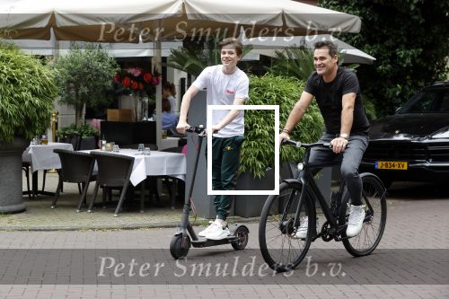Amsterdam 10 juli 2021
Jeroen v d Boom en zijn zoon Luuk in Amsterdam zuid. Jeroen op een electrische van Moof en Luuk op een electrische step