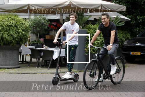 Amsterdam 10 juli 2021
Jeroen v d Boom en zijn zoon Luuk in Amsterdam zuid. Jeroen op een electrische van Moof en Luuk op een electrische step