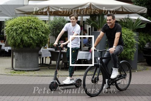 Amsterdam 10 juli 2021
Jeroen v d Boom en zijn zoon Luuk in Amsterdam zuid. Jeroen op een electrische van Moof en Luuk op een electrische step