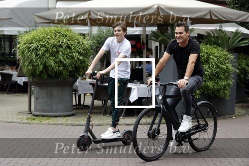 Amsterdam 10 juli 2021
Jeroen v d Boom en zijn zoon Luuk in Amsterdam zuid. Jeroen op een electrische van Moof en Luuk op een electrische step