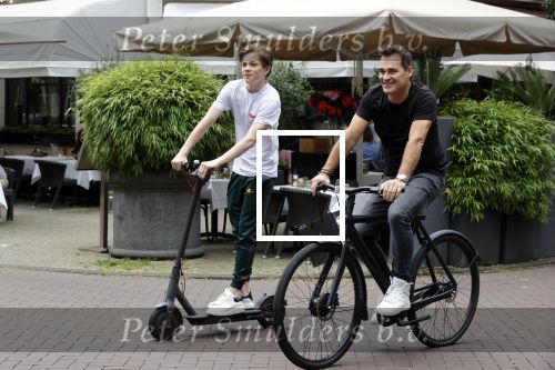 Amsterdam 10 juli 2021
Jeroen v d Boom en zijn zoon Luuk in Amsterdam zuid. Jeroen op een electrische van Moof en Luuk op een electrische step