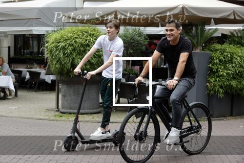 Amsterdam 10 juli 2021
Jeroen v d Boom en zijn zoon Luuk in Amsterdam zuid. Jeroen op een electrische van Moof en Luuk op een electrische step