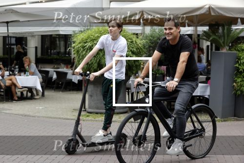 Amsterdam 10 juli 2021
Jeroen v d Boom en zijn zoon Luuk in Amsterdam zuid. Jeroen op een electrische van Moof en Luuk op een electrische step