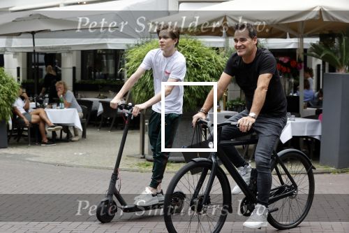 Amsterdam 10 juli 2021
Jeroen v d Boom en zijn zoon Luuk in Amsterdam zuid. Jeroen op een electrische van Moof en Luuk op een electrische step