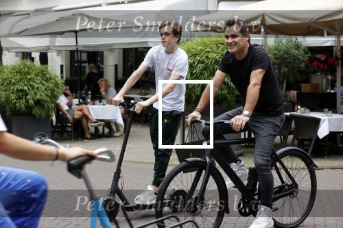 Amsterdam 10 juli 2021
Jeroen v d Boom en zijn zoon Luuk in Amsterdam zuid. Jeroen op een electrische van Moof en Luuk op een electrische step