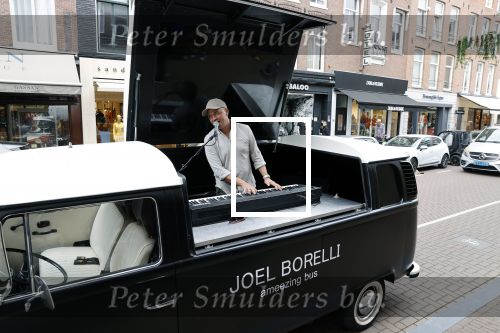 Amsterdam 19 juni 2021
Joel Borelli in zijn Ameezing bus iop de pc hooftstraat.