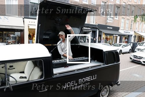 Amsterdam 19 juni 2021
Joel Borelli in zijn Ameezing bus iop de pc hooftstraat.