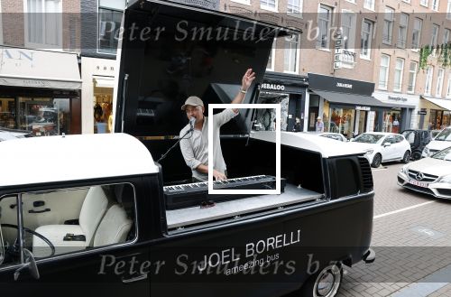 Amsterdam 19 juni 2021
Joel Borelli in zijn Ameezing bus iop de pc hooftstraat.