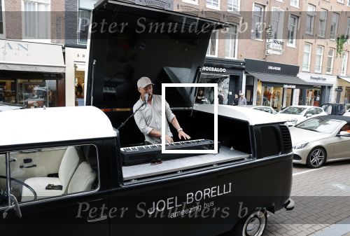 Amsterdam 19 juni 2021
Joel Borelli in zijn Ameezing bus iop de pc hooftstraat.